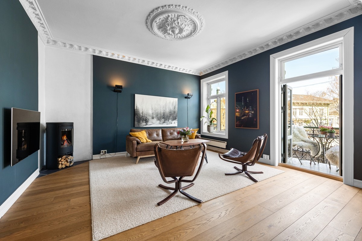 Stuens vegger malt i 2019, og gulvet har enstavs eikeparkett av høy kvalitet, også fra 2019. Galleribilde