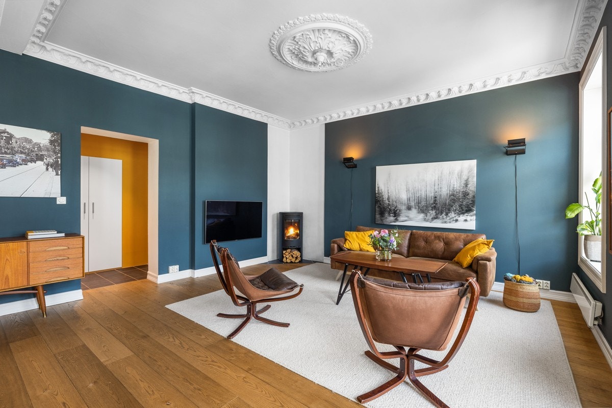 I det ene hjørnet av stuen er det montert en stemningsfull peisovn for ekstra varme og hygge. Galleribilde