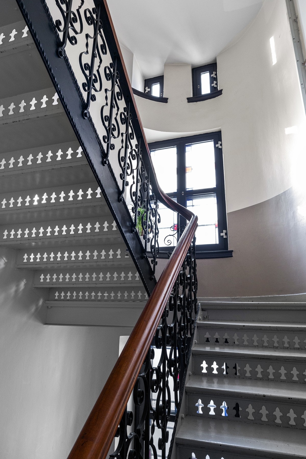 Bygningen har felles oppgang, og det er lagringsboder for leilighetene i felles kjeller. Galleribilde