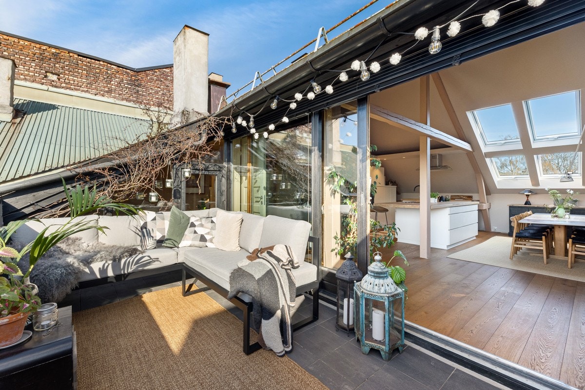 Terrassen er på 12 kvm og ligger fint inntrukket. Gulvet er flislagt, og det er god plass for utemøbler. Galleribilde