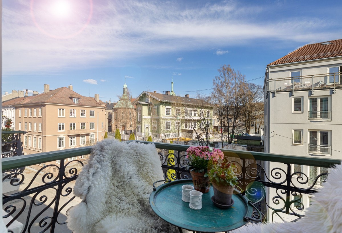 Fra luftebalkongen er det fin utsikt utover nærområdet. Balkongen er sørøstvendt, så her kan morgenkaffen nytes i sola. Galleribilde