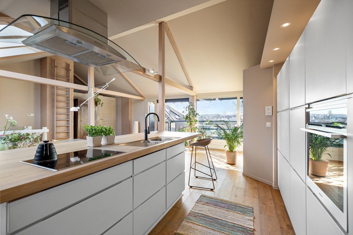 Kjøkkeninnredningen er fra Kvik, fra 2005, med svært god oppbevaringsplass. Det ble montert nytt blandebatteri i 2021. Galleribilde