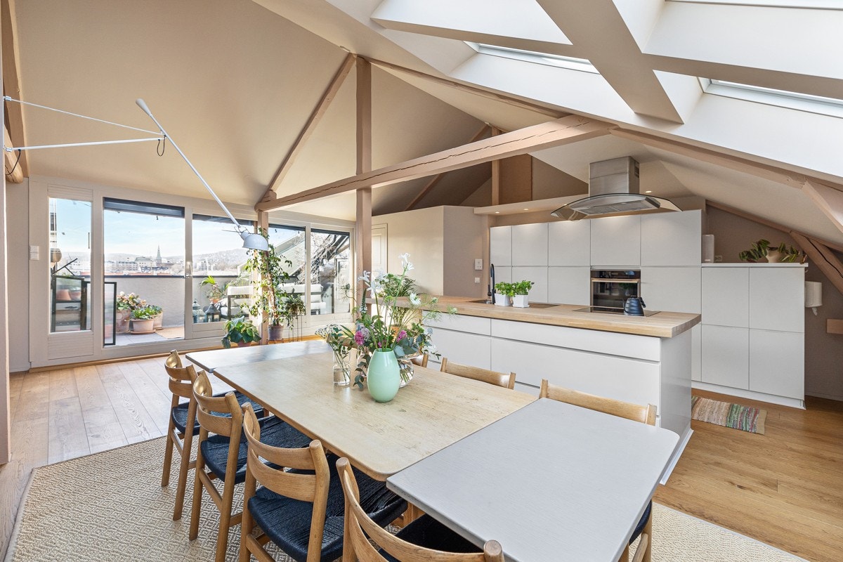 Fra stue/kjøkken i loftetasjen er det skyvedør i glass ut mot en romslig terrasse. Galleribilde