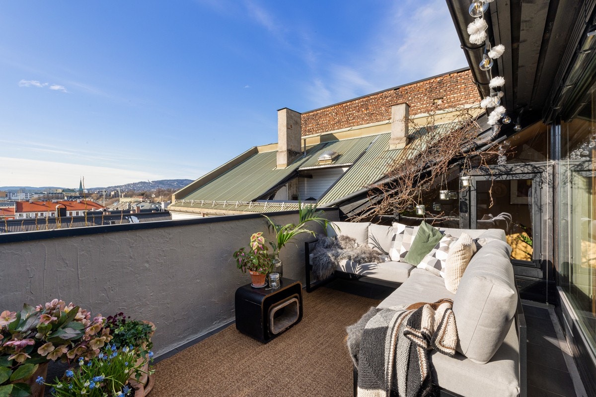 Terrassen er lun og fin - en deilig plass å sitte på varme sommerkvelder. Her er det også en elektrisk persienne. Galleribilde