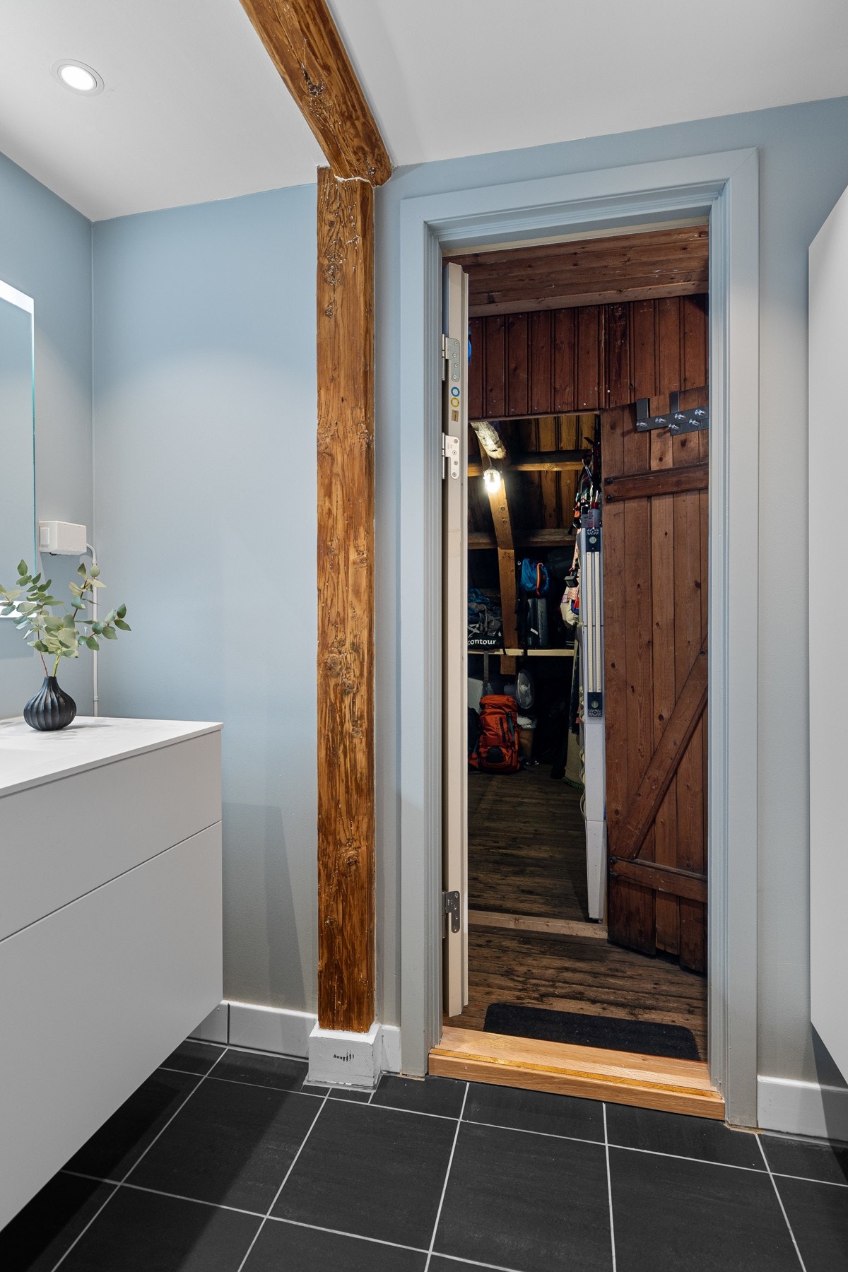 Fra badet er det dør inn til lagringsloft, egen loftsbod og til vaskerommet. Galleribilde