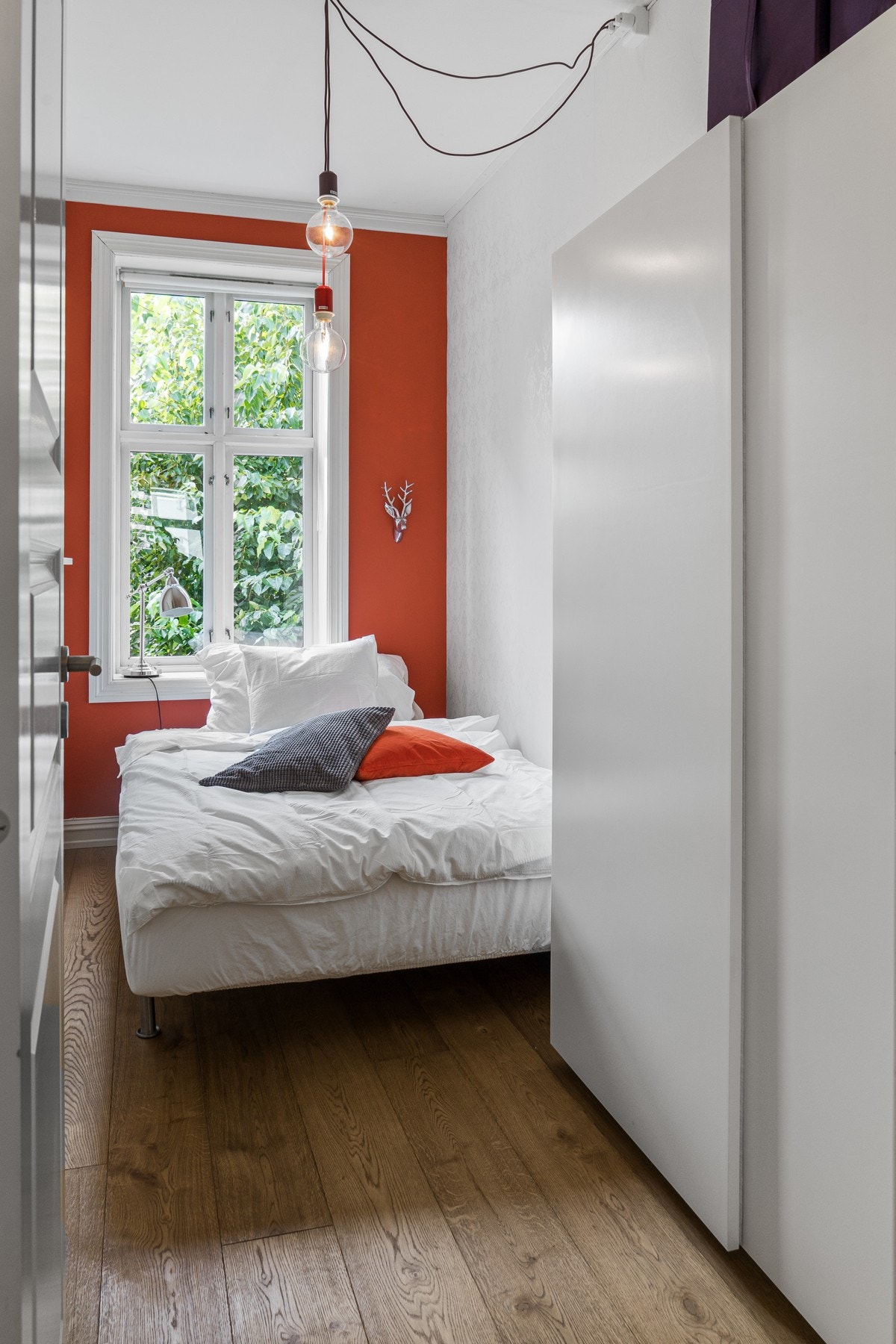 Soverommet i praktikantdelen har tilhørende garderobeskap med skyvedører. Galleribilde