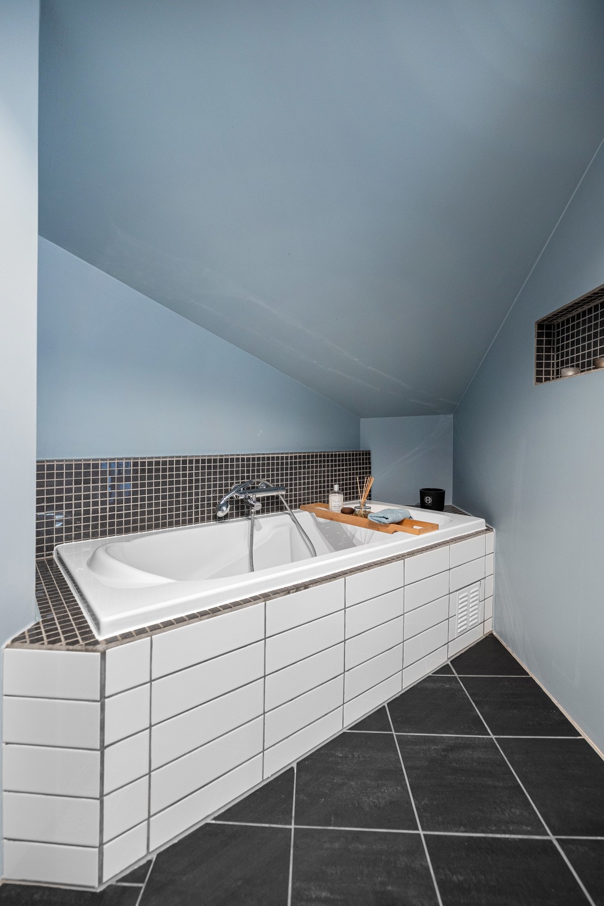 Badet i hoveddelen er fra 2005 og har mørke fliser på gulvet, lun gulvvarme og et deilig, innfliset badekar. Galleribilde