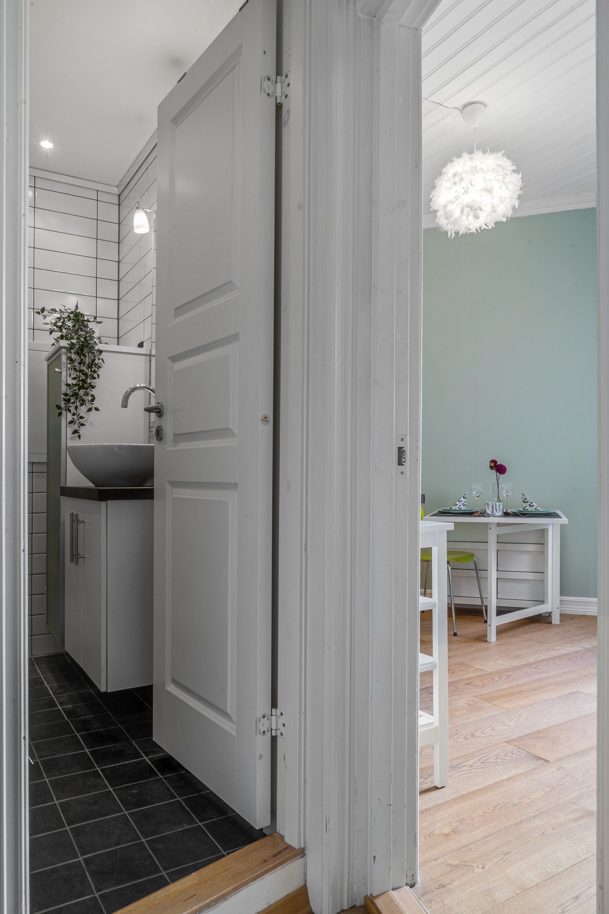 Badet tilhørende praktikantdelen ligger praktisk plassert med adkomst fra en mellomgang. Galleribilde