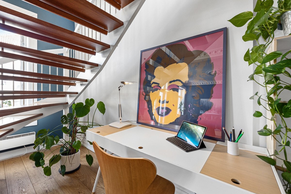 Leiligheten ligger i et populært og meget sentralt boligområde på St. Hanshaugen i Oslo, like ved St Hanshaugen park. Galleribilde