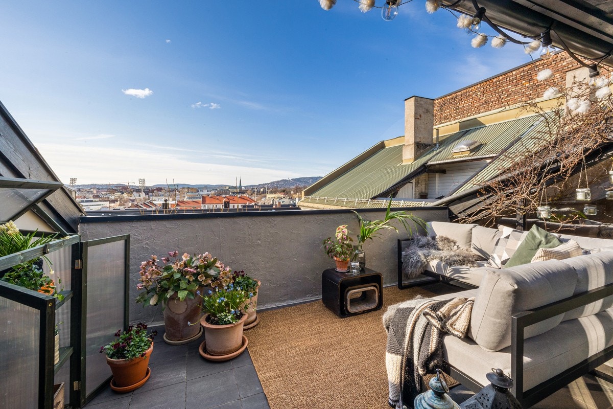 Terrassen har skyvedør i glass fra stuen innenfor, så utsikten kan nytes både ute og inne. Galleribilde