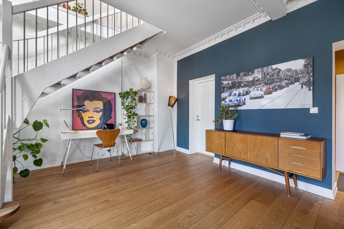 Stuen i fjerde etasje har god plass for møblement, og nåværende eier har blant annet et flott kontor under trappen. Galleribilde