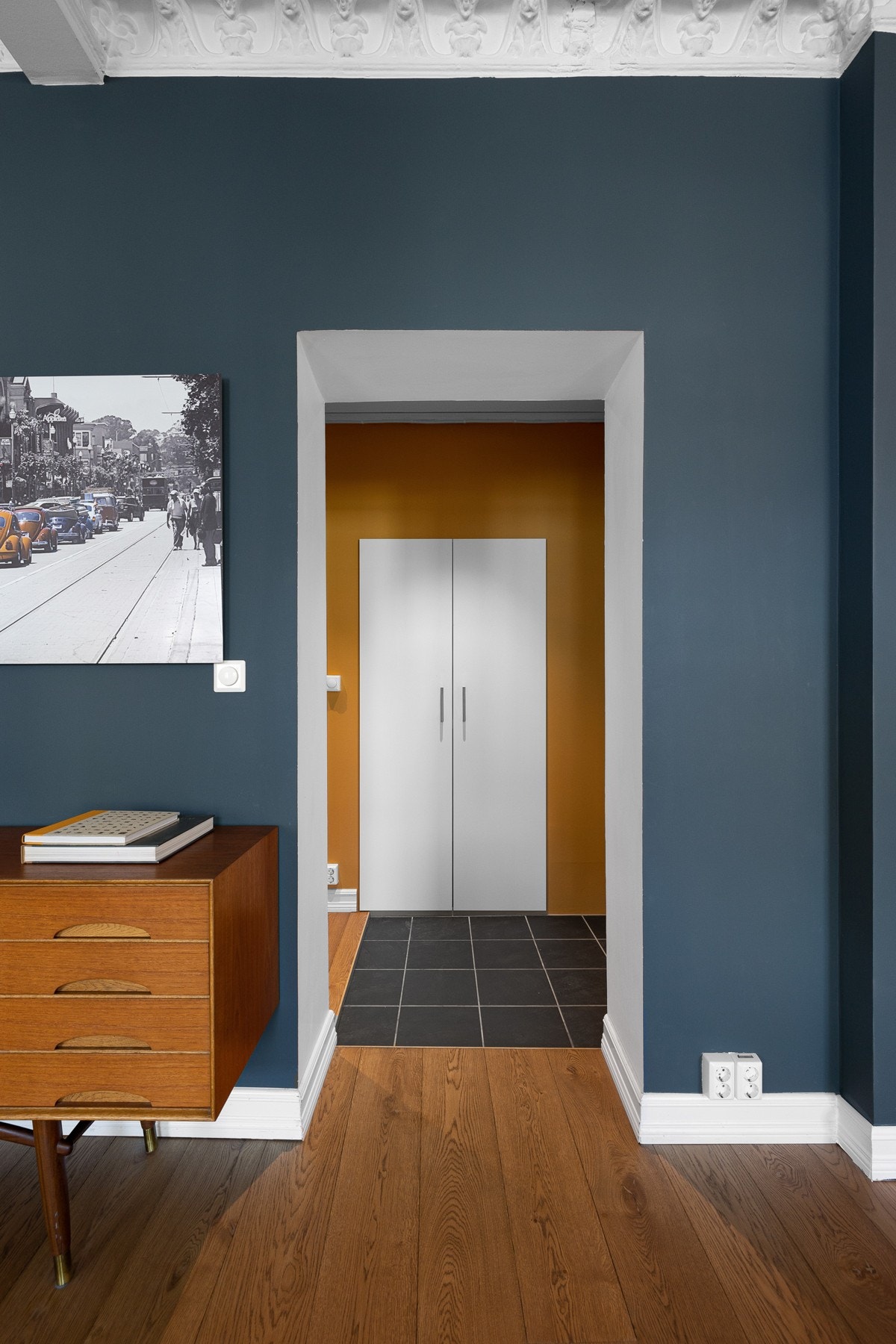 Hovedleiligheten har en innbydende entré med plassbygd garderobeskap. Galleribilde