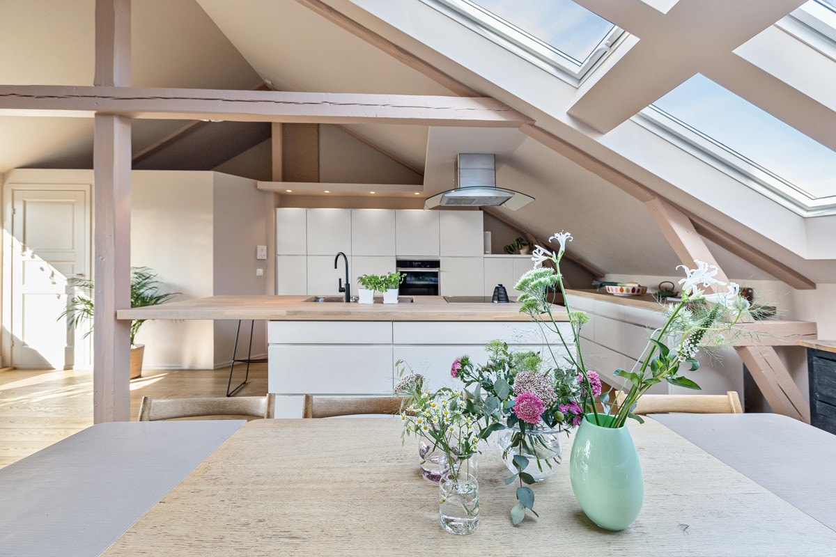 Kjøkkenet har integrerte hvitevarer som stekeovn, platetopp, oppvaskmaskin og kjøl/frys. Galleribilde