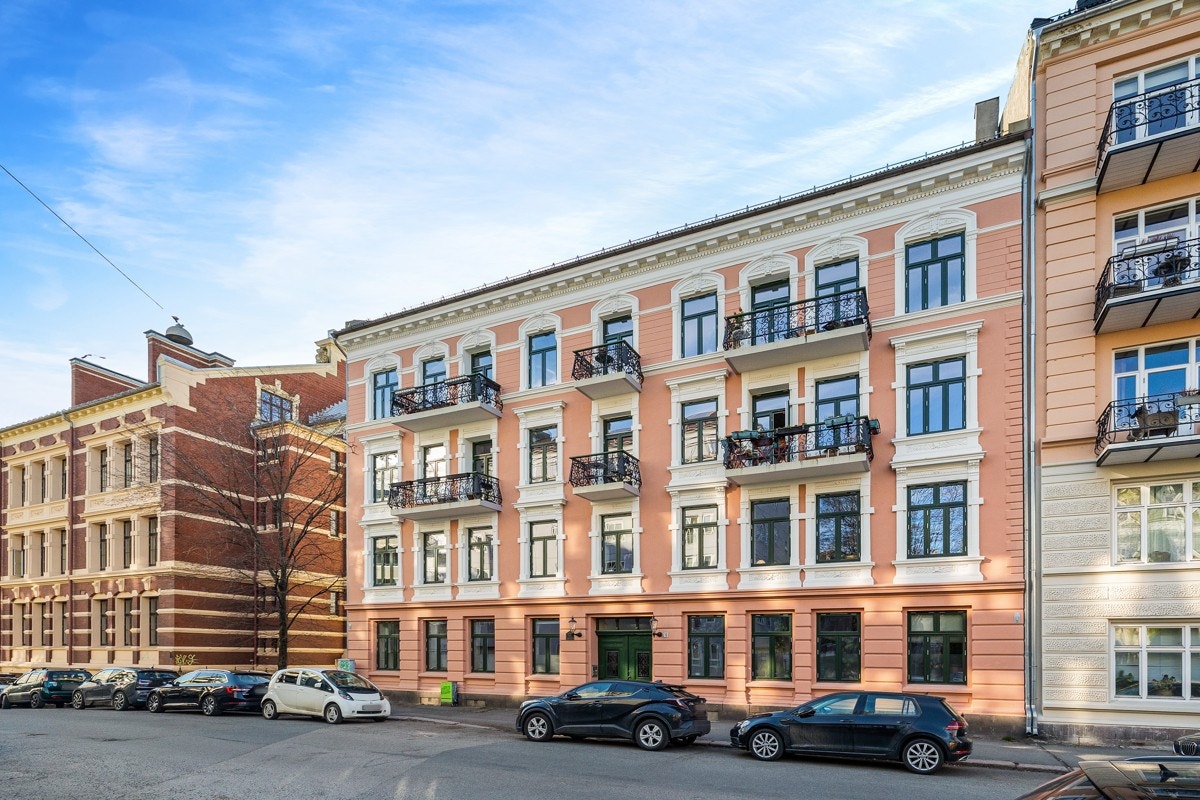 Den ærverdige bygningen er fra 1898 og går over fem etasjer. Leiligheten ligger i fjerde og femte (loft) etasje. Galleribilde