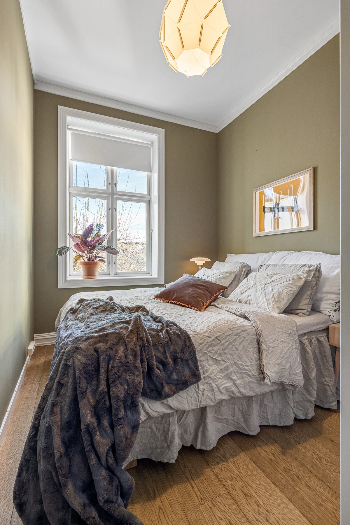 Begge soverommene har enstavs eikeparket på gulvet. Veggene er malt i lune, behagelige farger. Galleribilde