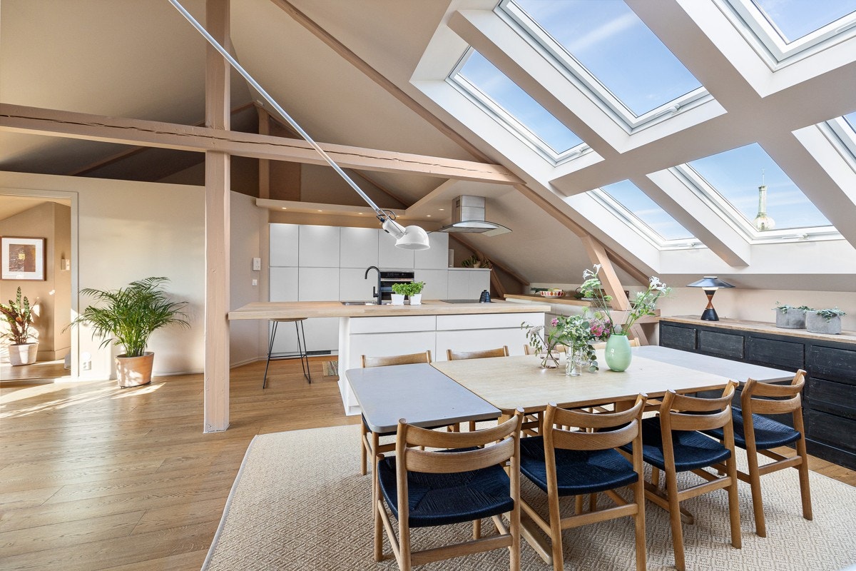 Det er plass for stort spisebord i tilknytning til kjøkkenet. Galleribilde