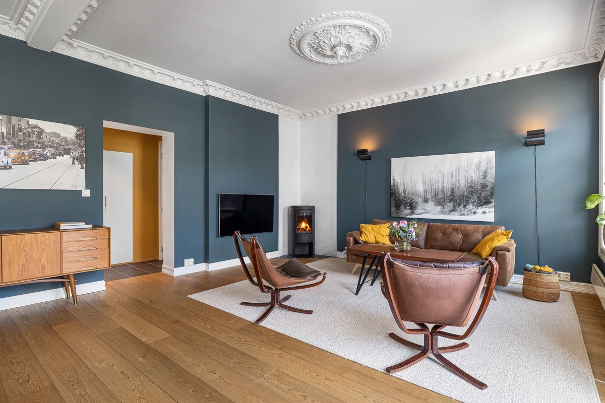 Leiligheten har stue i fjerde etasje og stue/kjøkken i femte etasje/loftetasjen. Galleribilde