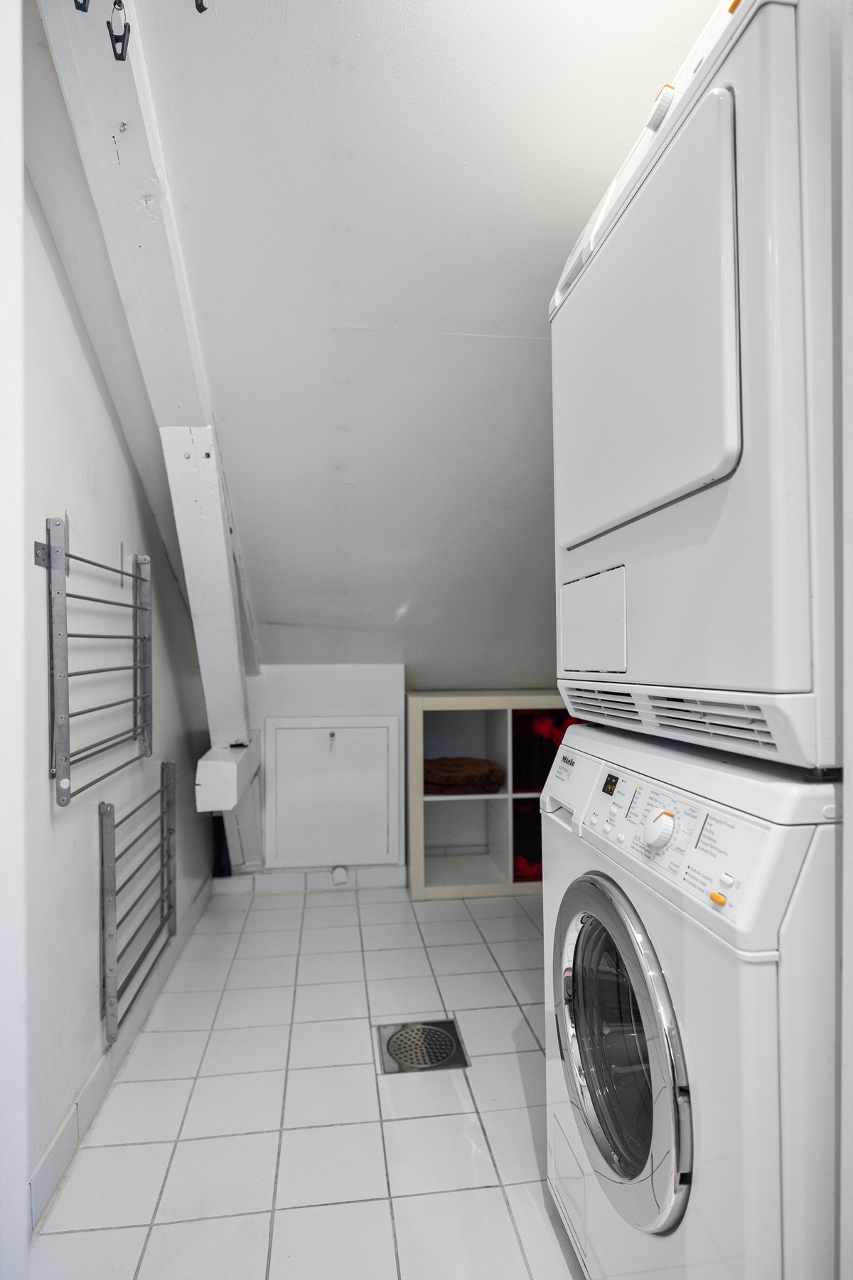 Vaskerommet har fliser på gulvet med lun gulvvarme. Rommet har også sluk, skyllekum og opplegg for vaskemaskin. Galleribilde