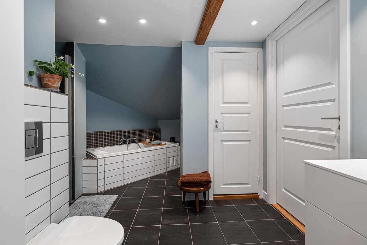 Dansani innredningen er fra 2020, og består av en heldekkende servant med underskuffer. Galleribilde