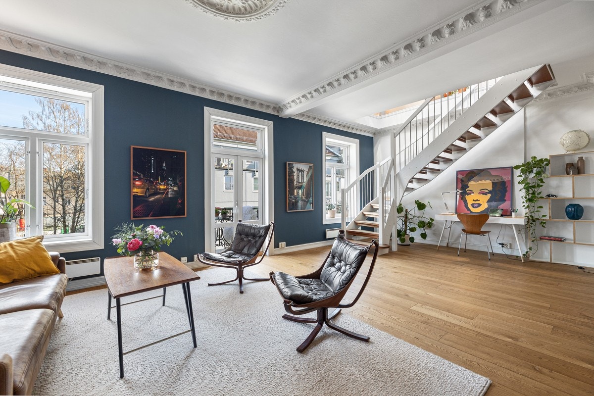 Store vinduer og tofløyet balkongdør gir rikelig med lys og luft til rommet. Galleribilde