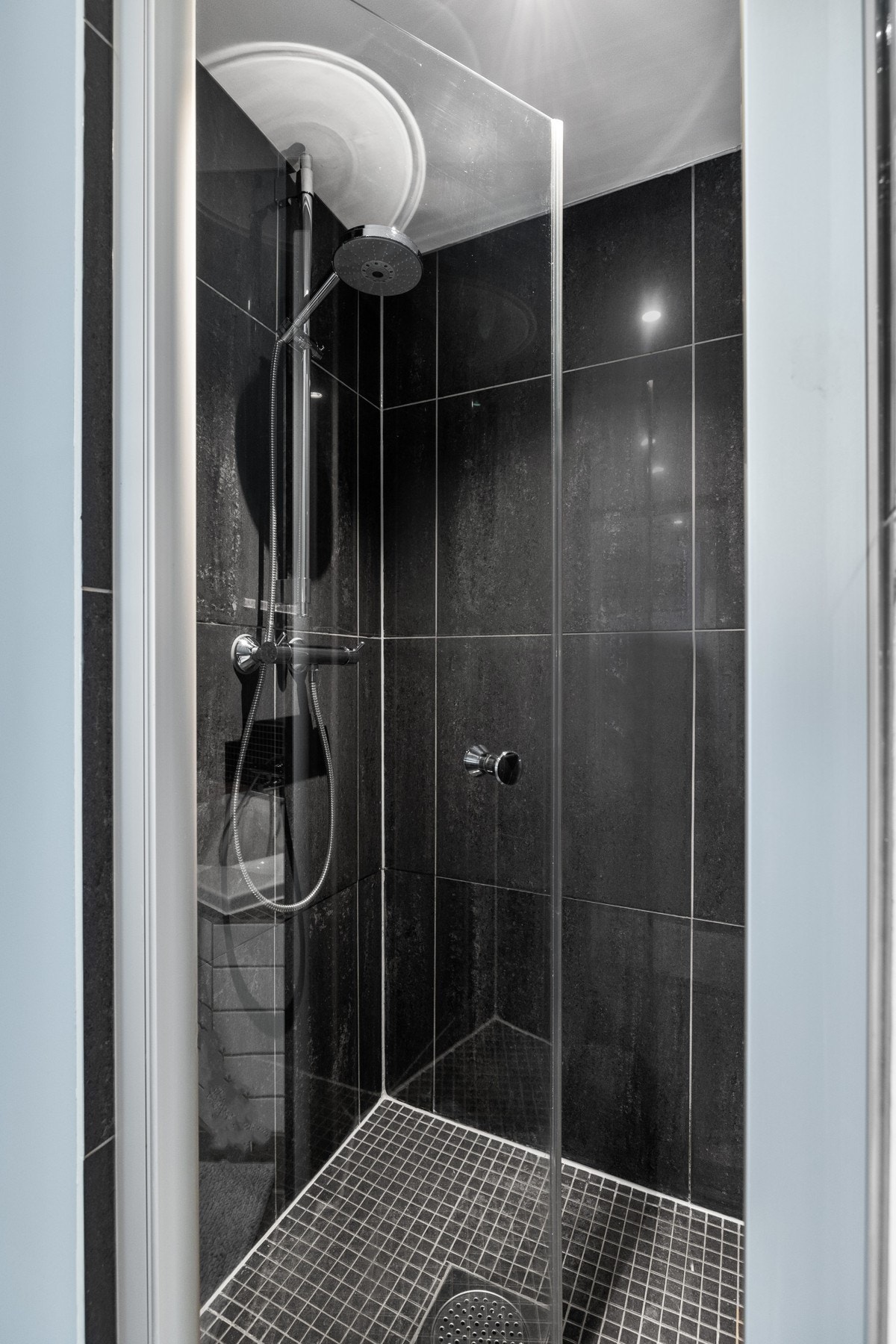 Badet i hovedleiligheten har både badekar og dusj. Galleribilde