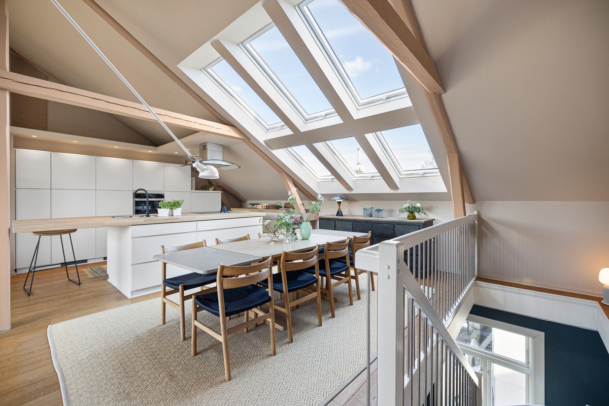 Kjøkkeninnredningen er stilfull og moderne med barløsning og hvite, glatte fronter. Galleribilde