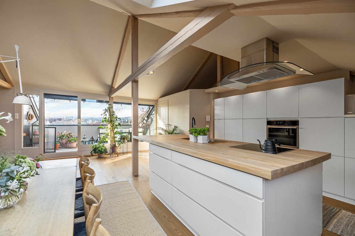 Den fantastiske utsikten kan nytes både fra kjøkkenet og ute på terrassen. Galleribilde