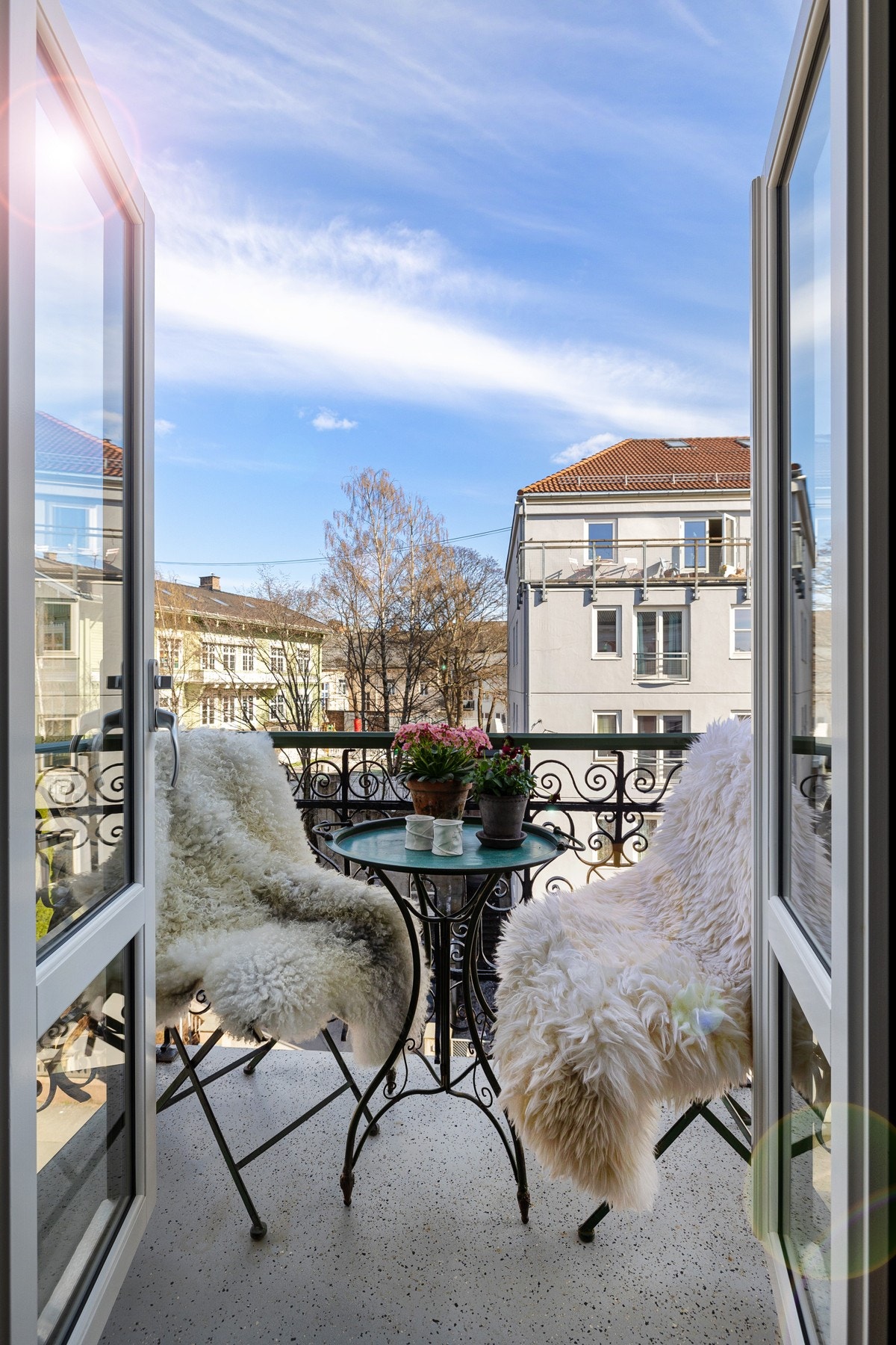 Fra stuen i fjerde etasje er det tofløyet dør ut mot en koselig balkong. Balkongdørene og øvrige vinduer ut mot gaten ble montert nye i 2019. Galleribilde