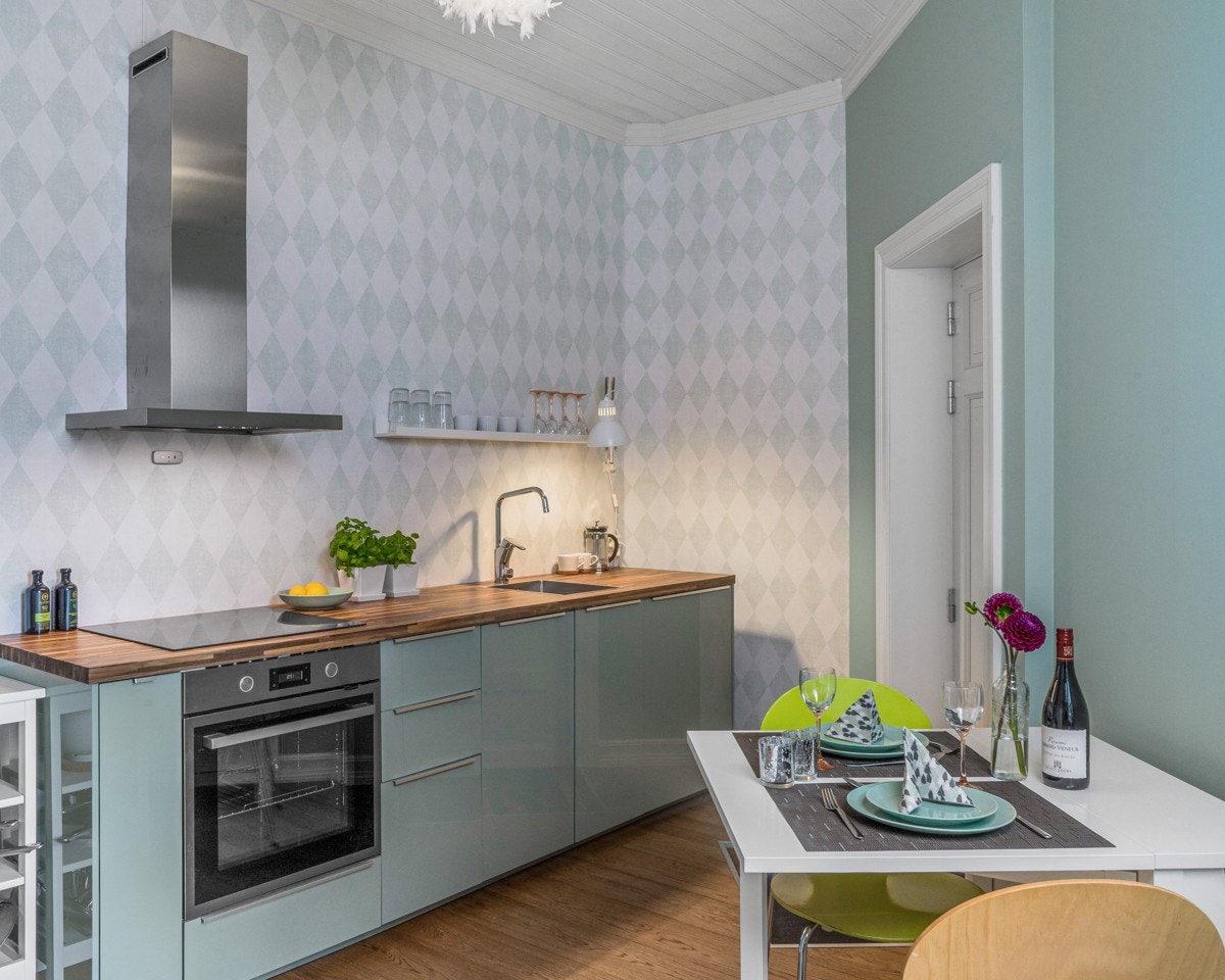 Kjøkkenet i praktikantdelen har integrert stekeovn, induksjonstopp, oppvaskmaskin og kjøl/frys. Galleribilde