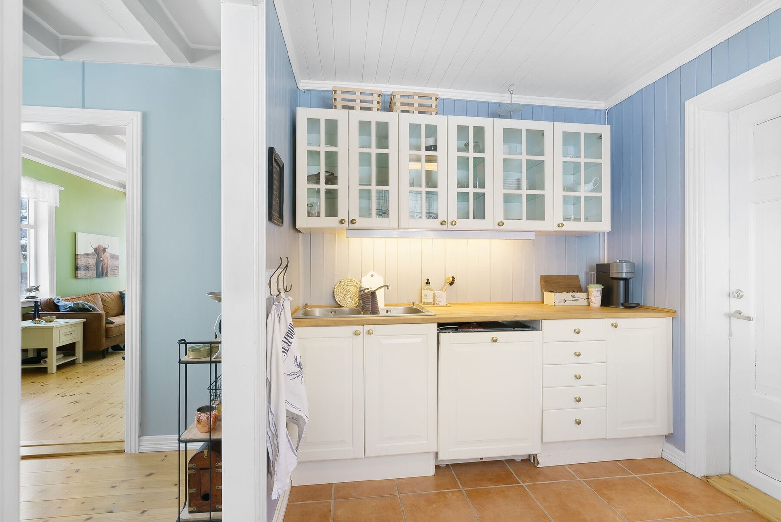 Integrert oppvaskmaskin og dør som går ut til lunt uteområde Galleribilde