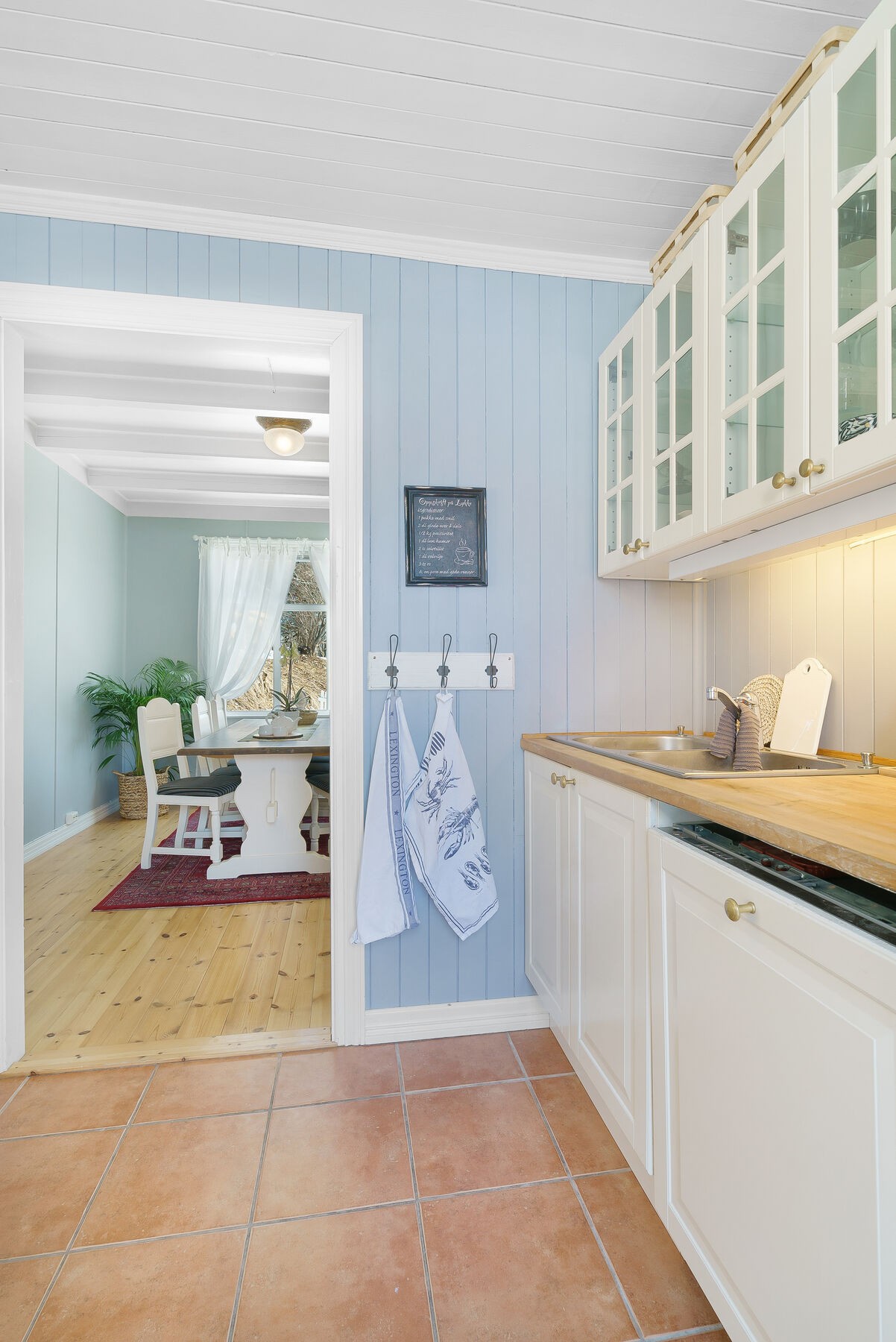 Kjøkkenet har fliser på gulvet Galleribilde