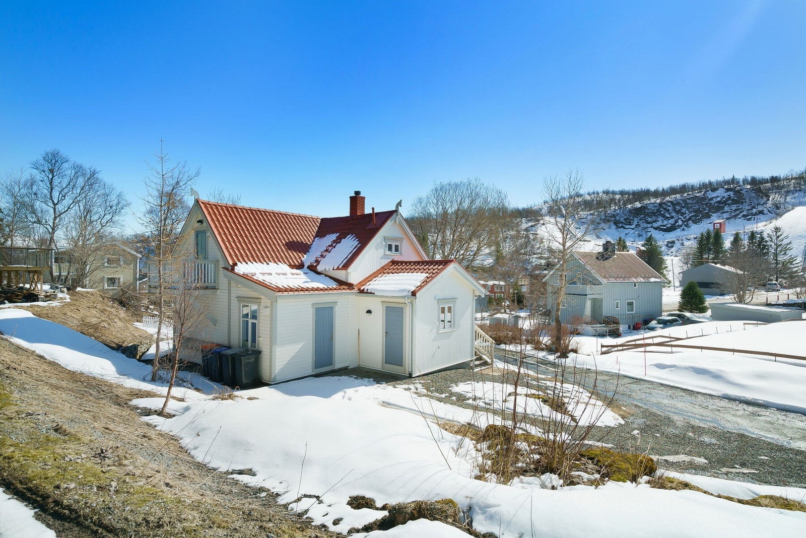 Det er utgangsdør både i fra kjøkken og fra bad/vaskerom Galleribilde