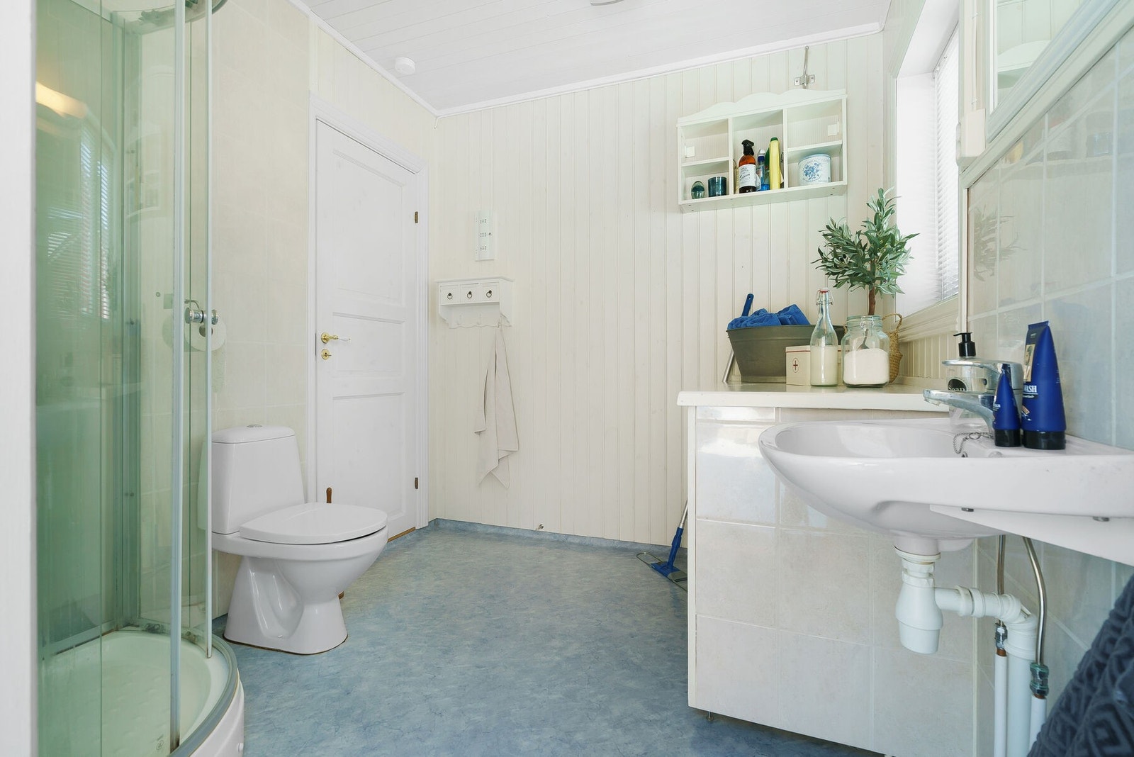 Bad/vaskerom i 1. etasje - Praktisk å ha vaskerom med toalett og dusjkabinett i 1. etasje Galleribilde