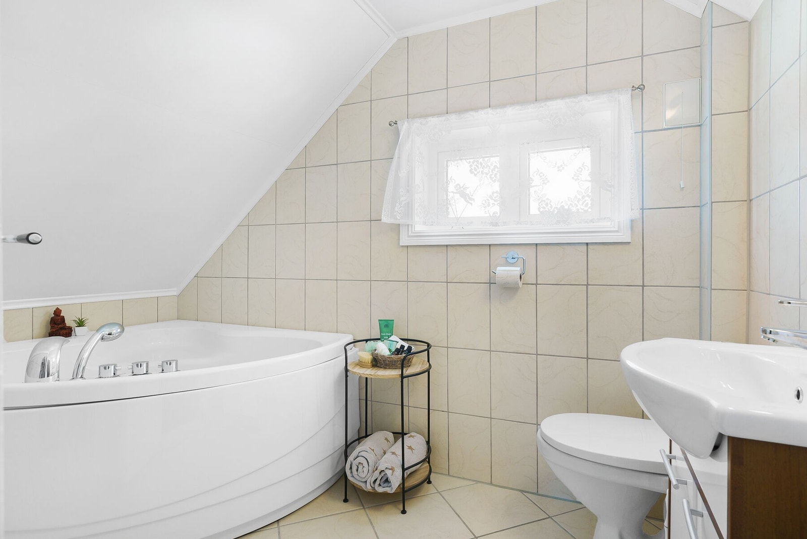 Lekkert bad med hjørnebadekar Galleribilde