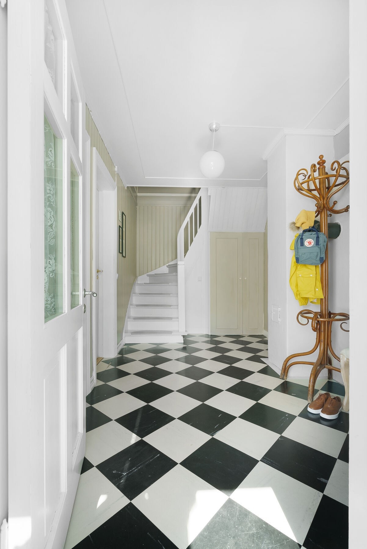 Hall m/trapp Galleribilde