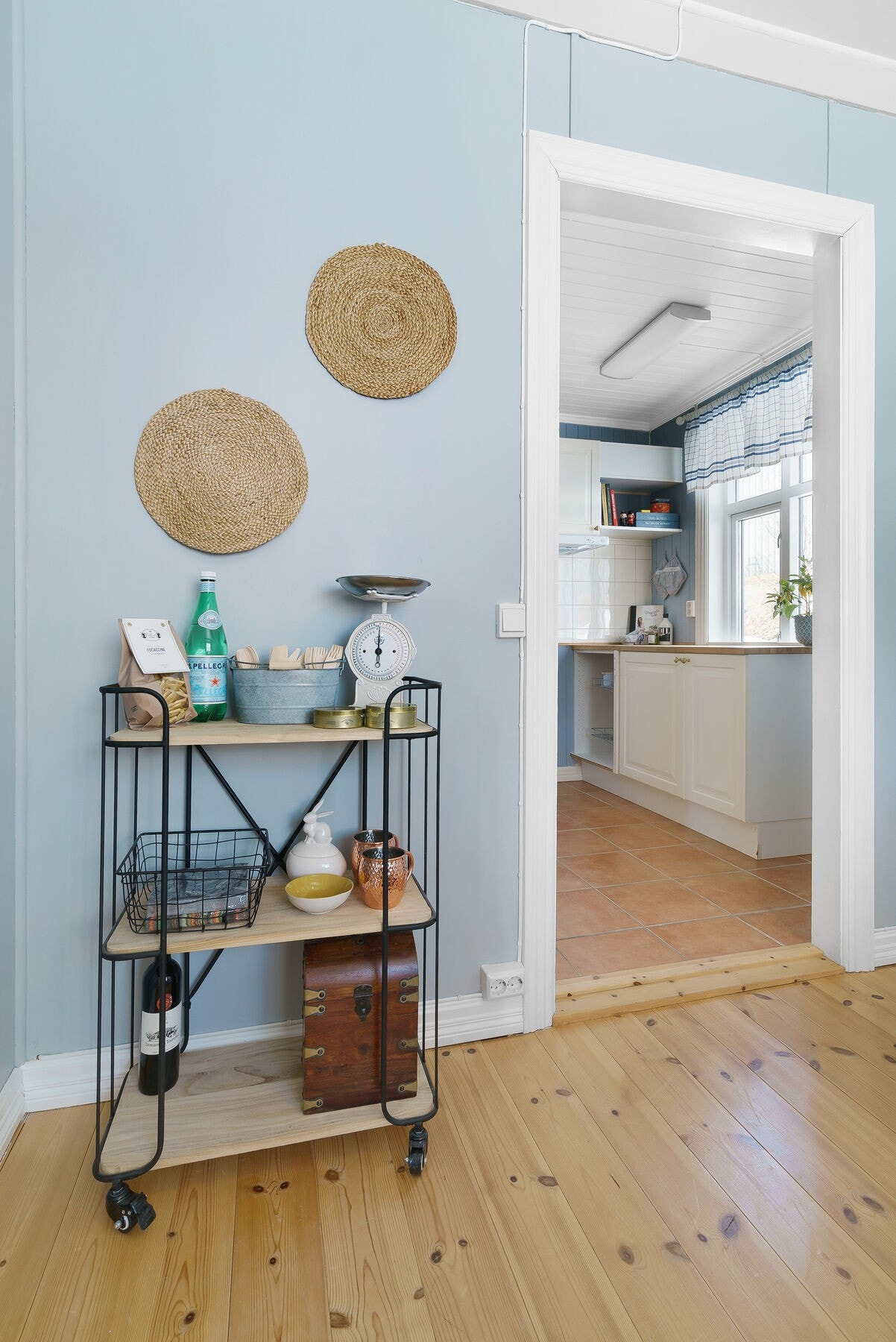 Kjøkkenet ligger ved siden av spisestua Galleribilde