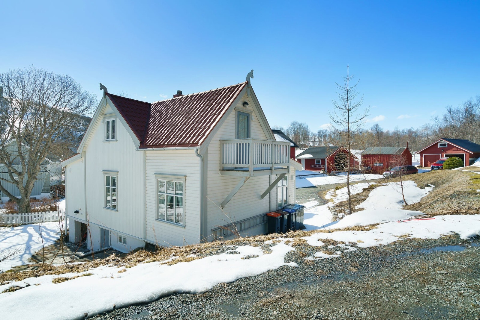 Mulig å komme inn i kjeller utenfra via ytterdør Galleribilde