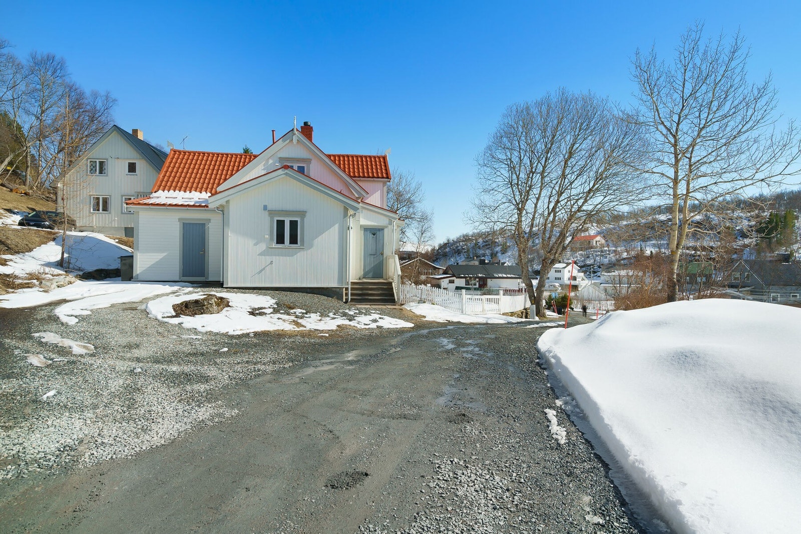 Gruset gårdsplass med plass til ca 2-3 biler Galleribilde