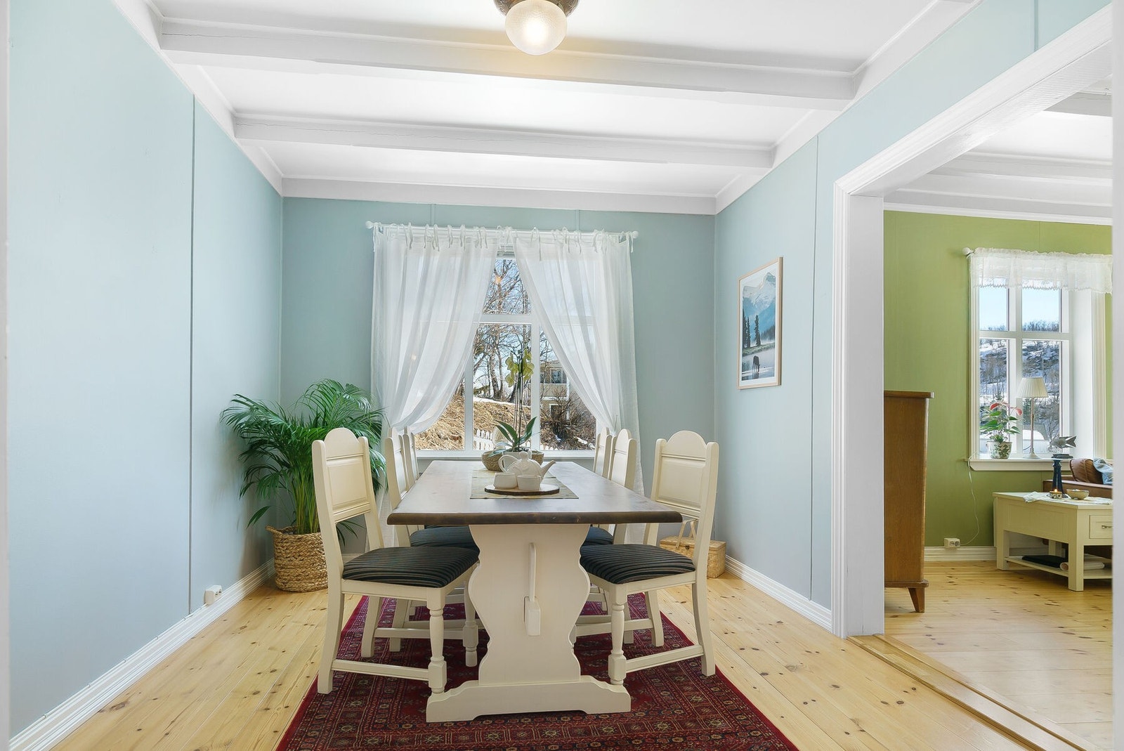 Åpen løsning mellom spisestue og stue - Deilig å ha egen spisestue Galleribilde