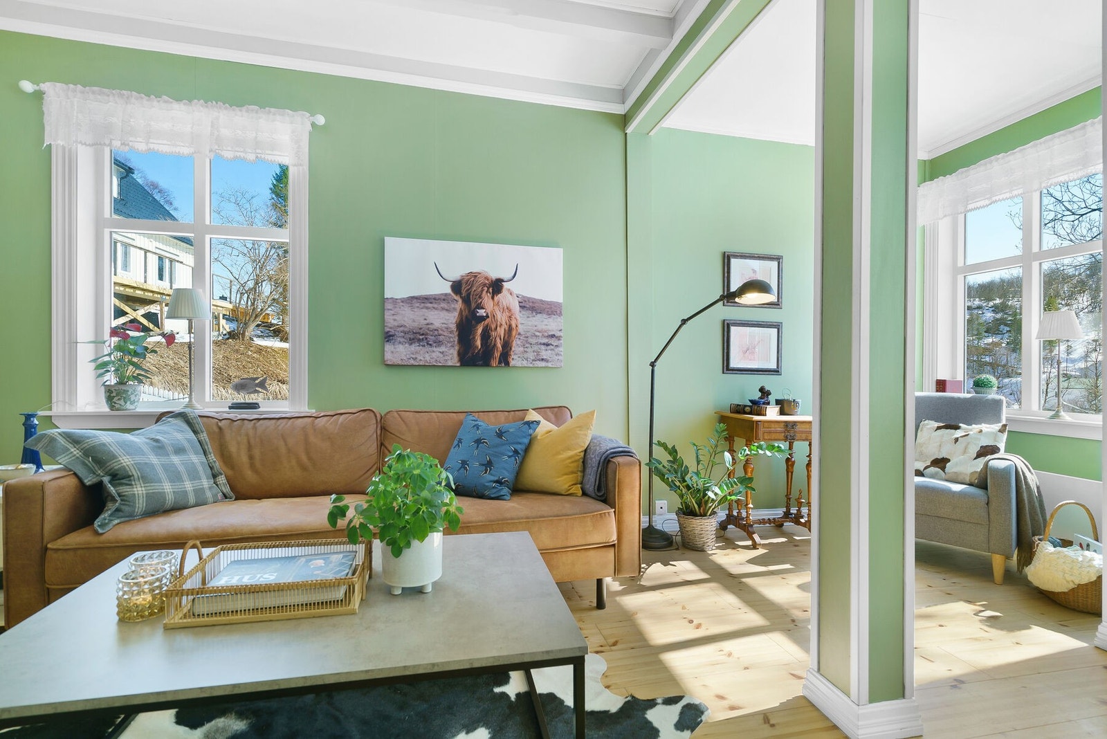 Mange vinduer som gir mye naturlig lys Galleribilde