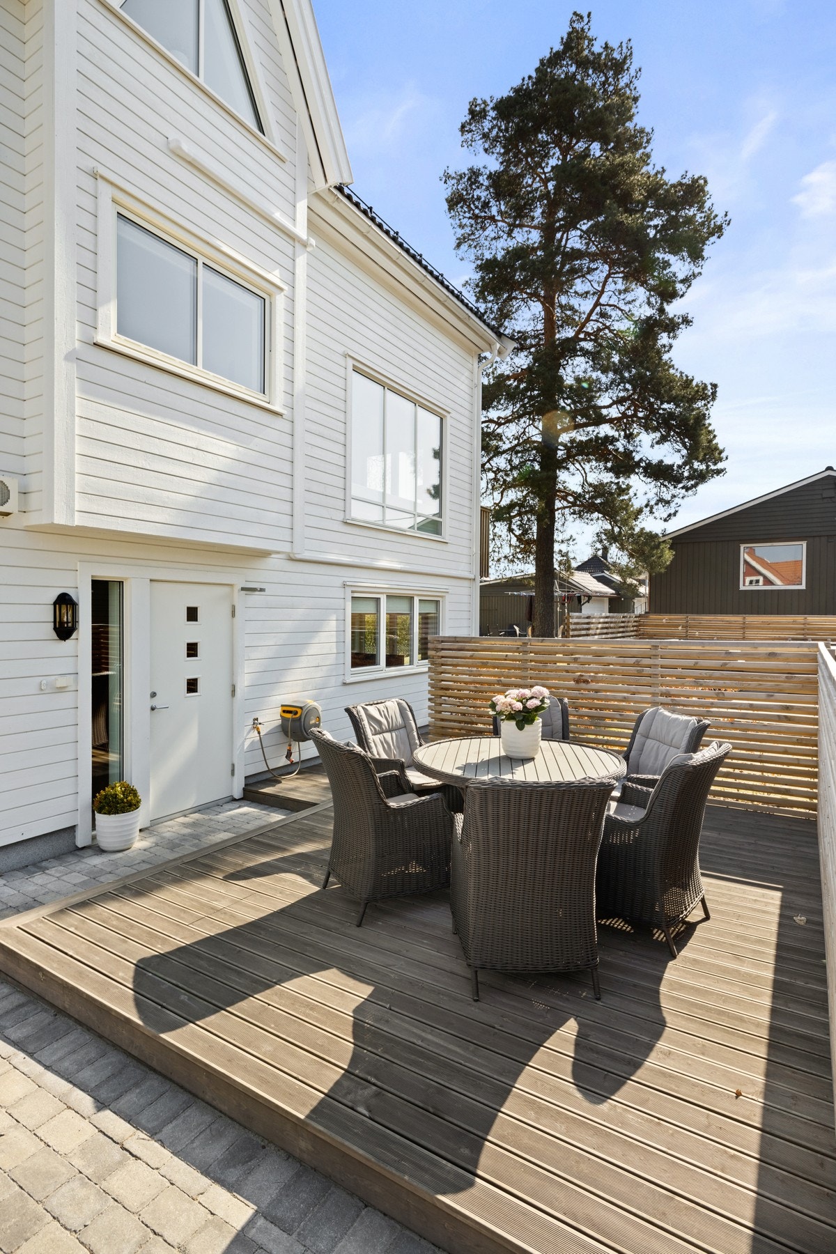 Terrasseplatting på ca. 16 m² på vestsiden av boligen. Galleribilde