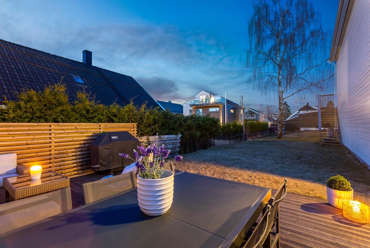 Terrasseplatting på ca. 26 m² i hagen. Galleribilde