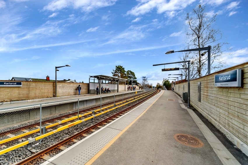 Kort vei til Karlsrud T-banestasjon kun ca. 5 minutters gangavstand unna. Galleribilde