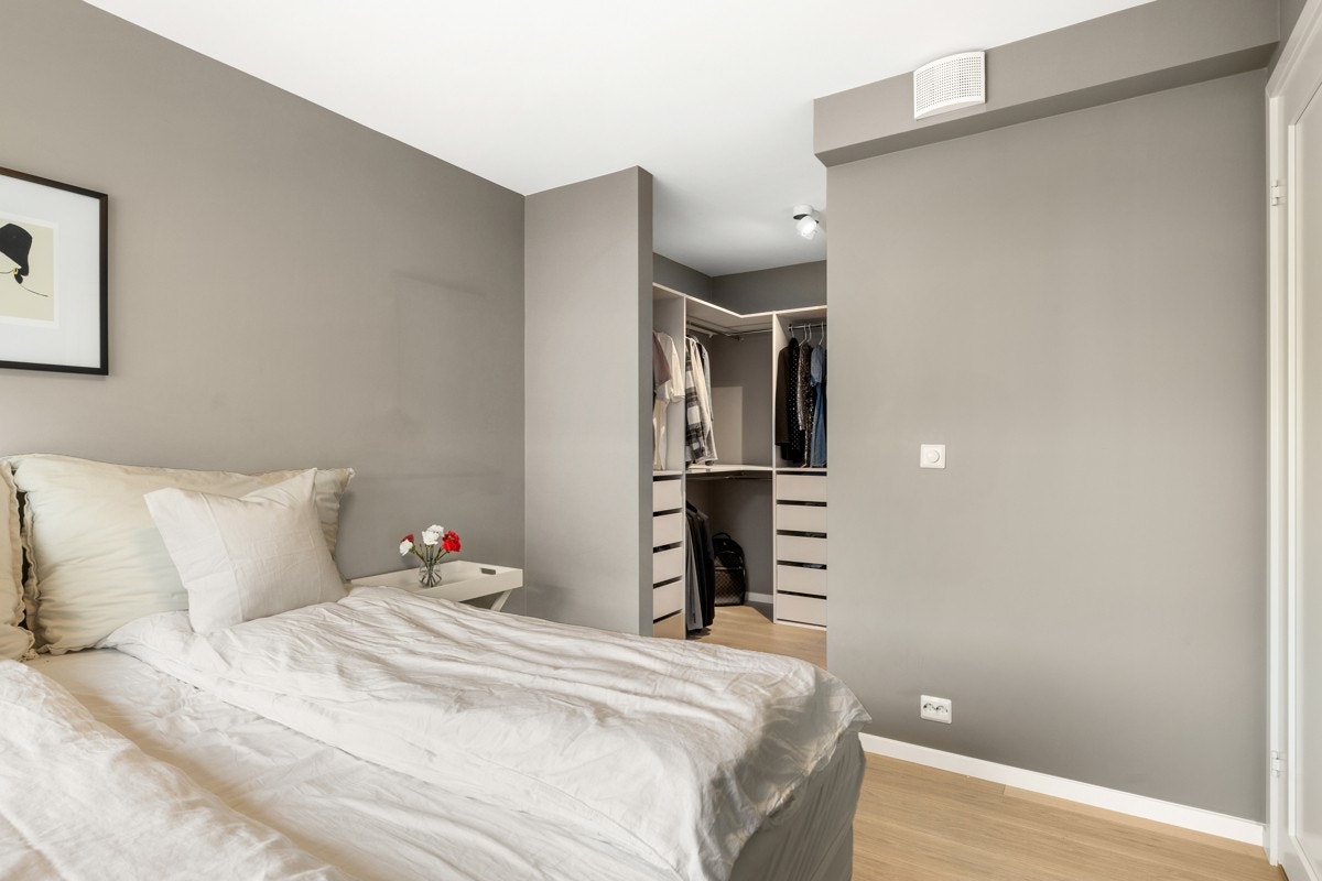 Soverom i 2.etasje med tilhørende garderobe. Galleribilde