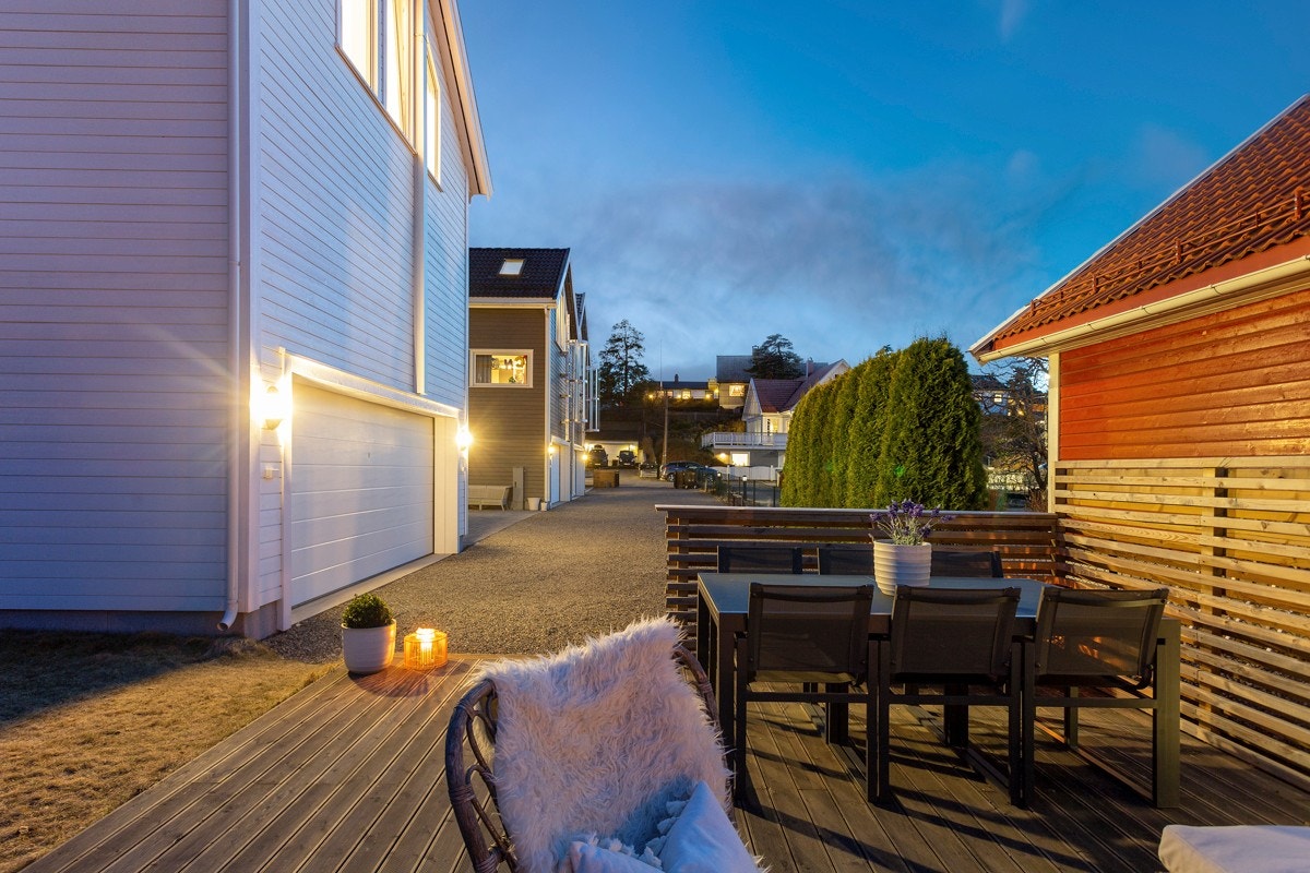 Terrasseplatting på ca. 26 m² i hagen. Galleribilde