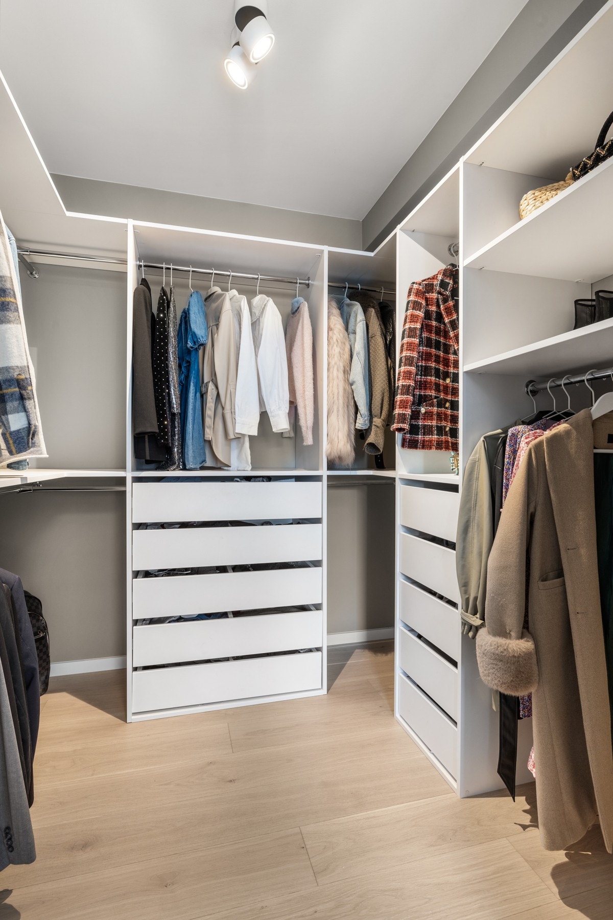 Garderobe i tilknytning til soverom i 2.etasje. Galleribilde