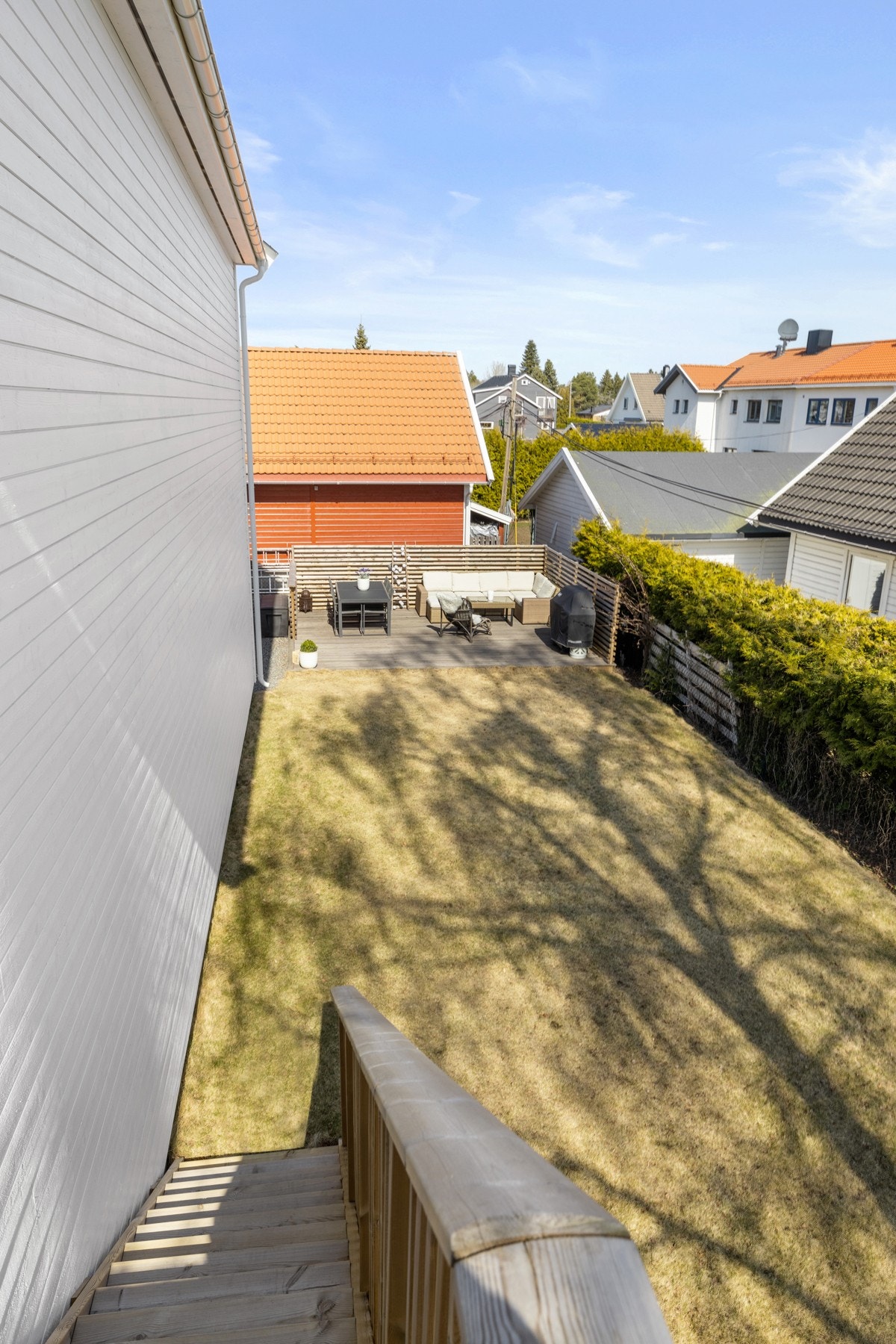 Fra hagen er det trapp opp til stue/kjøkken i 2.etasje. Galleribilde