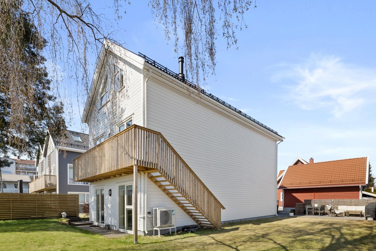 Flat, lettstelt hage med gressplen. Galleribilde