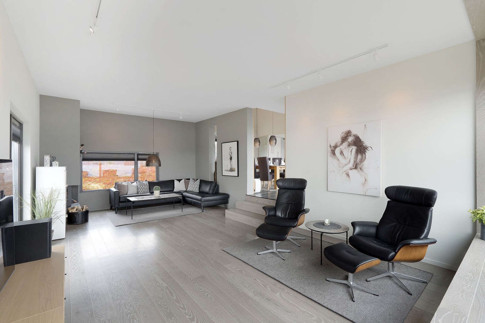 Etterpå beveger vi oss ned til denne vakre stuen i enden av huset Galleribilde