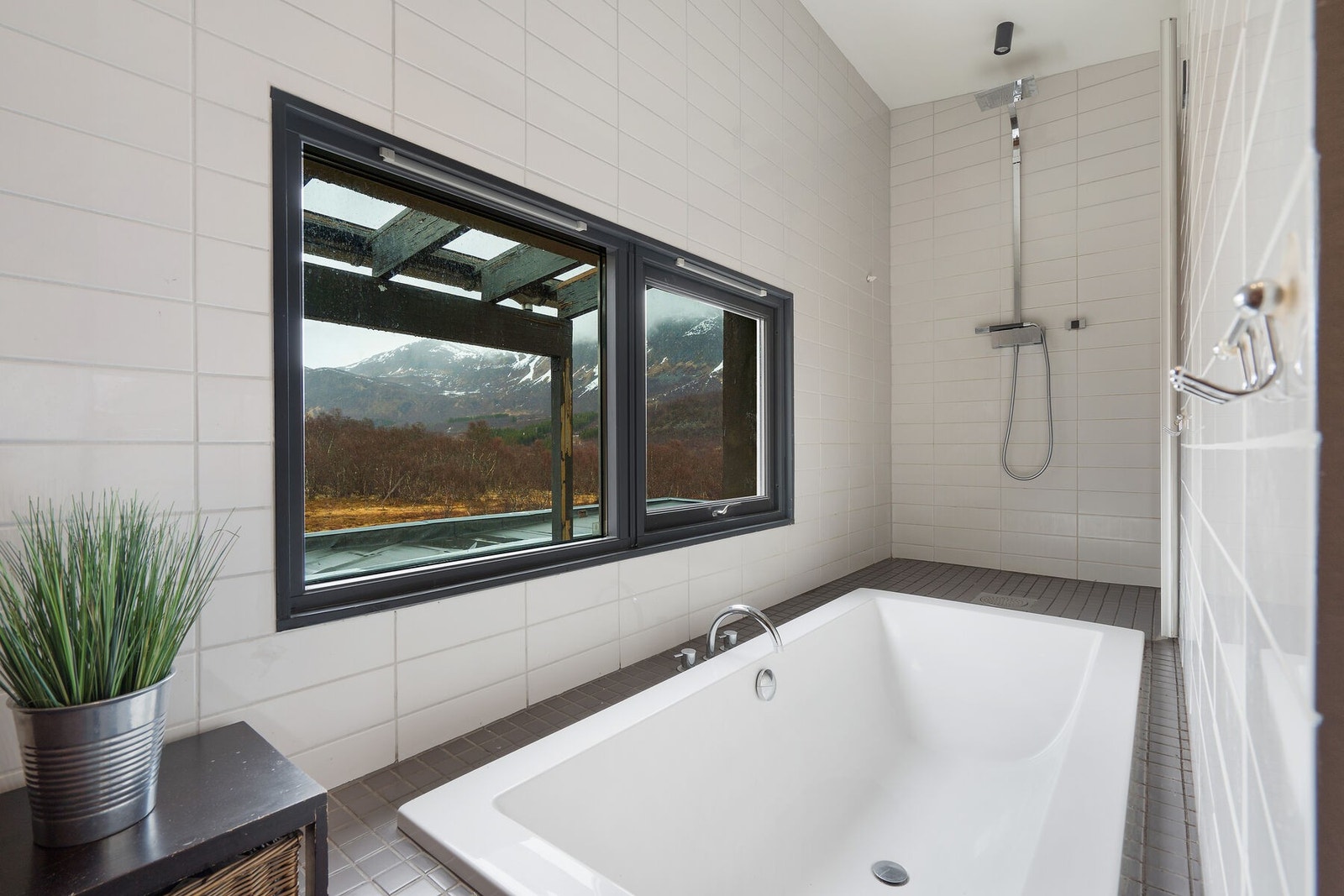 Dusj og badekar i bakkant av servantene Galleribilde